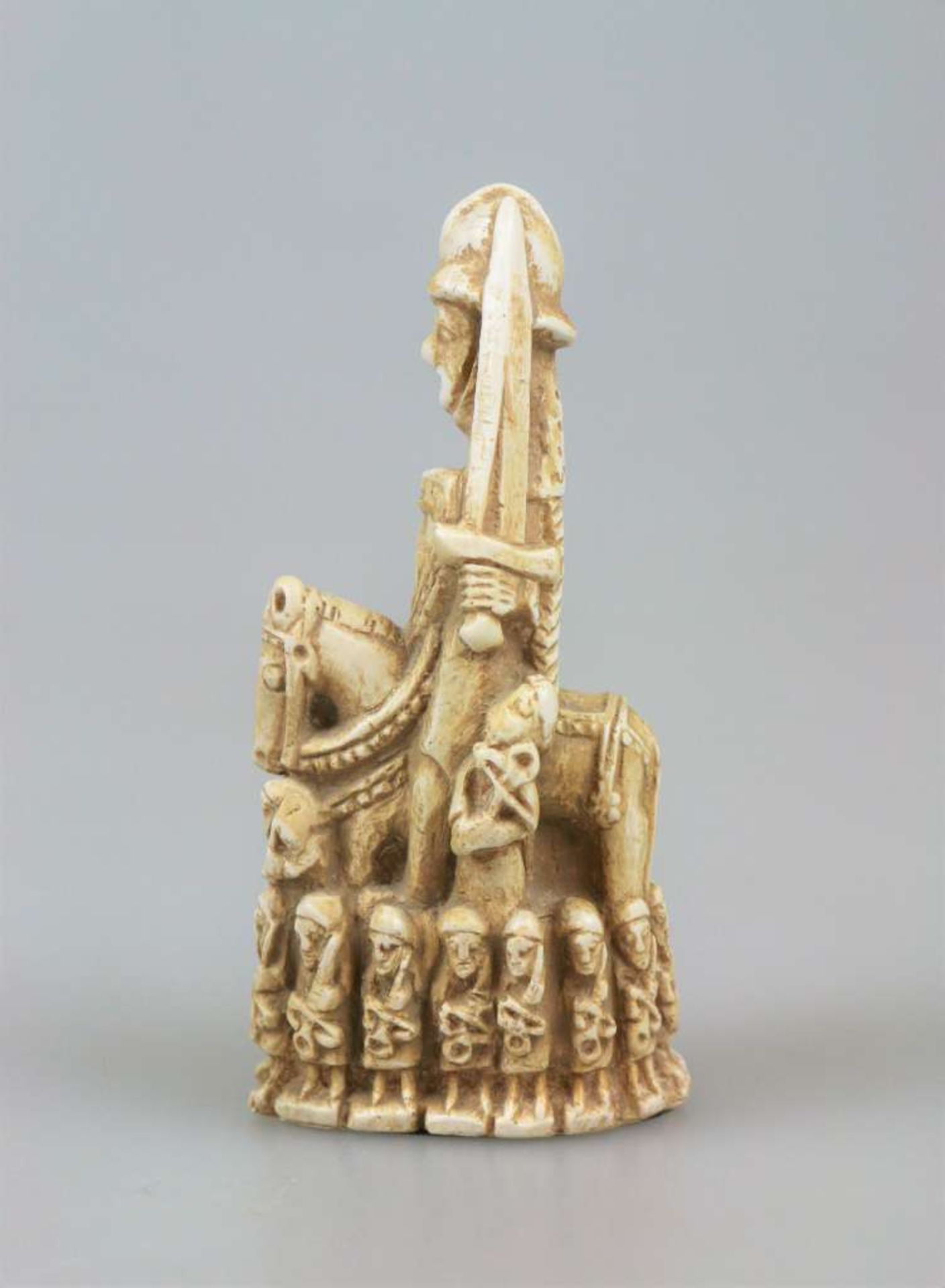 Schachfigur eines Springers, Kunstguss, 20. Jh., gerüsteter Herrscher auf seinem Schlachtross - Bild 3 aus 3
