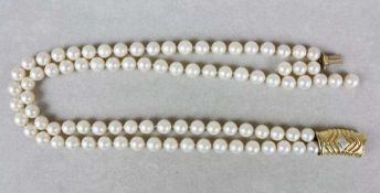 Perlencollier, geknotet, Zuchtperlen, D. 9,25 - 9,28 mm., Doppelstrang L. 44 u. 48 cm. Edler