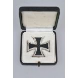 Eisernes Kreuz 1939 1. Klasse im schwarzen Etui mit EK-Aufdruck, Kern Eisen geschwärzt, Zarge mittig