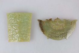 China, 2 grüne Jade-Stücke, Zierteil eines Schwertes ( wohl Kopie), reich verziert, Ca. 7,5 cm x 7