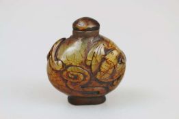 China, Snuff Bottle, dunkle Jade, beidseitig beschnitzt mit Fledermäusen, Höhe: ca. 6 cm, schöner