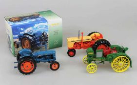 Drei Traktormodelle, Maßstab 1:16: UNIVERSAL HOBBIES, Fordson Power Major, im Okt; ERTL, John