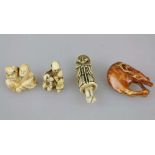 NETSUKE KONVOLUT, Bein, vier Teile: Hirsch, Bauer, Hockender mit Drache, Kniender (Reststück). H.