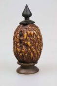 China, Snuff Bottle, Korpus große Walnuss, runder Sockel, Nuss umlaufend beschnitzt mit Figuren,