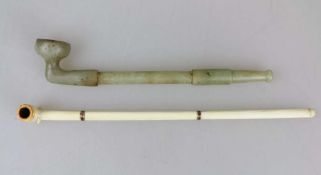 China, 2 Opiumpfeifen, je 3-teilig: Elfenbein, schraubbar, L. 24,6 cm, Gebrauchsspuren; Jade,