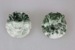 China, Paar Fu-Hunde als Gürtelschnallen, Jade/Speckstein, 19. /20. Jh., D. 5,2 cm.