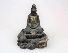 Kuan Yin Statuette, China, 20. Jh., Bronze patiniert, partiell mit Goldbronze versehen, auf