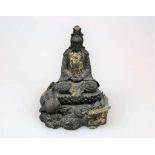 Kuan Yin Statuette, China, 20. Jh., Bronze patiniert, partiell mit Goldbronze versehen, auf