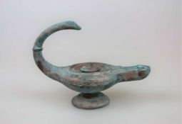 Öllampe mit Schlangenkopf, Keramik, 20. Jh., vermutlich Replika nach antiken Vorbild aus Bronze,