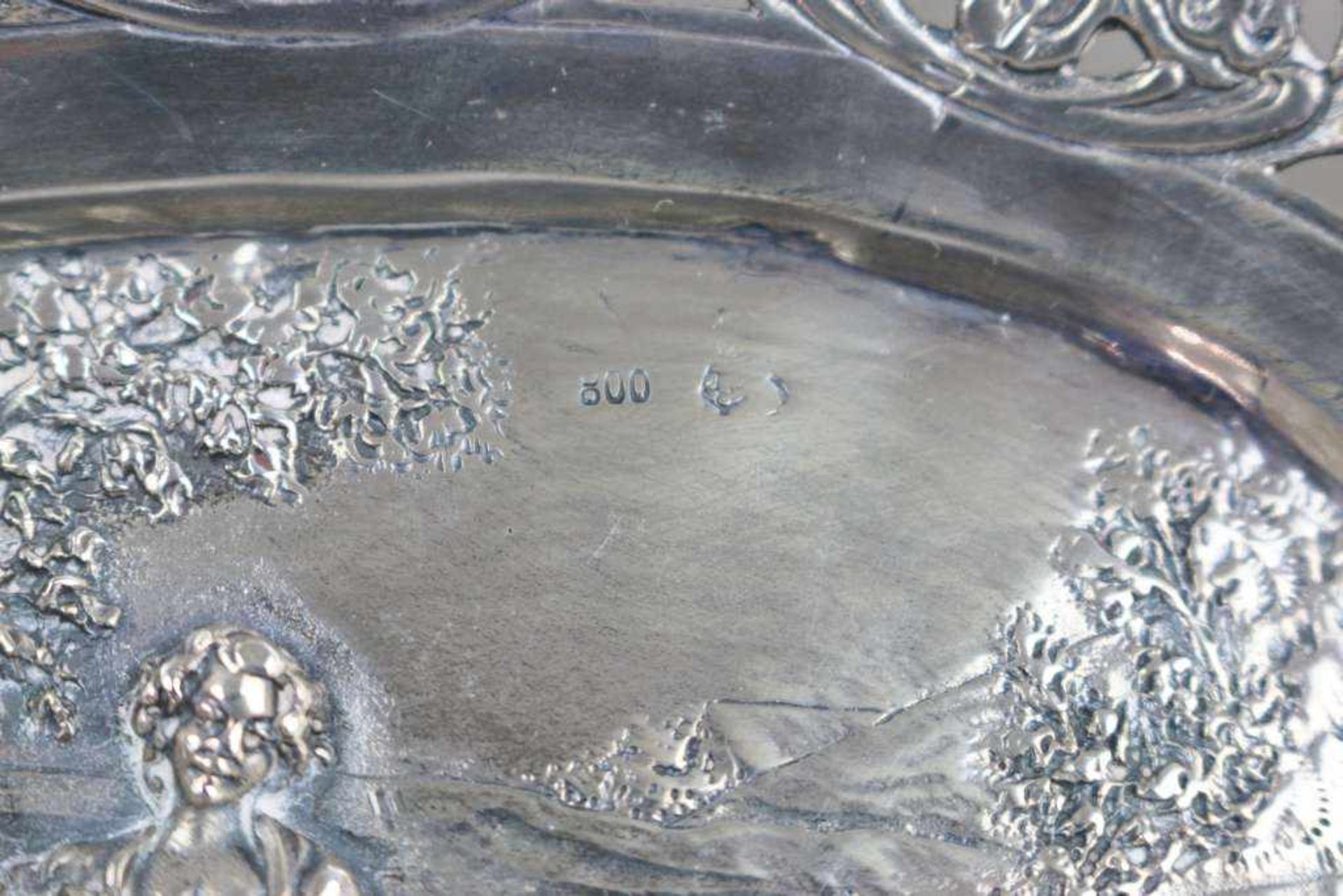 Ovale Schale, 800er Silber, 20. Jh., durchbrochner Fahne mit floralem Dekor und zwei herzförmigen - Image 3 of 3