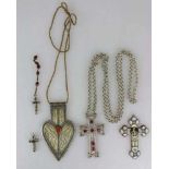 Konvolut Sakralschmuck, vier Kreuze, ein Herzanhänger: zwei Rosenkranzkreuze mit Reliquienkammern;