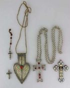 Konvolut Sakralschmuck, vier Kreuze, ein Herzanhänger: zwei Rosenkranzkreuze mit Reliquienkammern;
