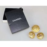 CHANEL, edle Vintage Ohrclips und Brosche, runde Form in Gold mit Rautenprägung und goldfarbigem