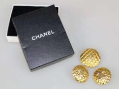 CHANEL, edle Vintage Ohrclips und Brosche, runde Form in Gold mit Rautenprägung und goldfarbigem