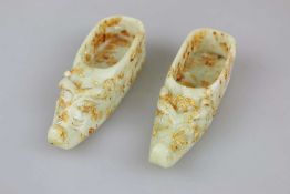 Paar Schuhe, Speckstein-Schnitzerei (wohl mit Farbresten versehen), Asien (China oder Indonesien),