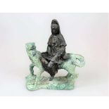 Kuan Yin Statue, China, 20. Jh., Bronze patiniert, partiell mit Goldbronze versehen. Gottheit auf