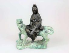 Kuan Yin Statue, China, 20. Jh., Bronze patiniert, partiell mit Goldbronze versehen. Gottheit auf