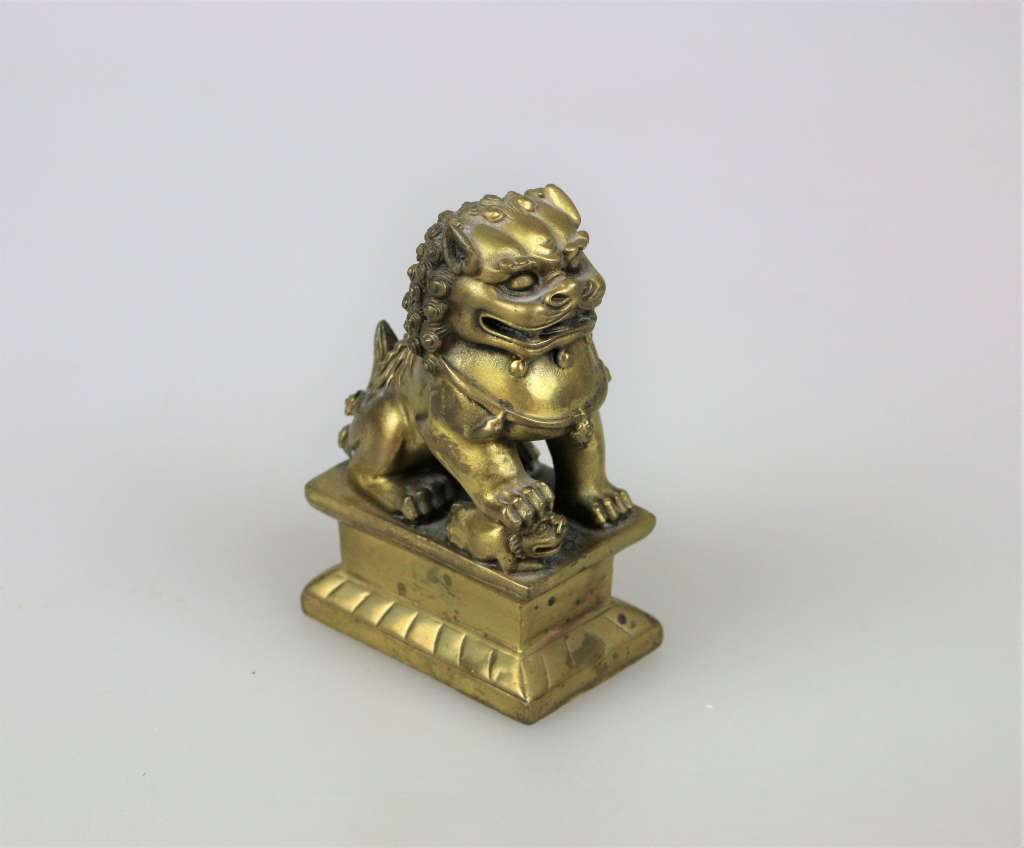 Fo-Hund, China, Messing, 20. Jh. H. 10,5 cm.