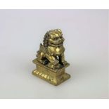 Fo-Hund, China, Messing, 20. Jh. H. 10,5 cm.