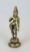 Stehende weibliche Gottheit, Tribhanga Asana, mit hohem Kopfschmuck, Gelbguss, 20. Jh. Indien/Nepal.