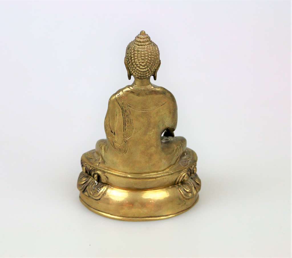 Shakyamuni Buddha Statue, Tibet, Gelbguss, 20. Jh., mit Erdberührungsgestus, auf doppeltem Lotus. H. - Image 2 of 2