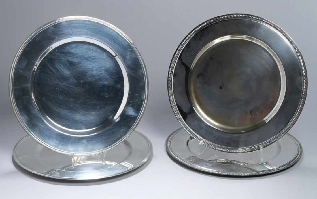 Vier Metall-Platzteller, versilbert, runde Form mit vertieftem Spiegel und flach ausgestellter