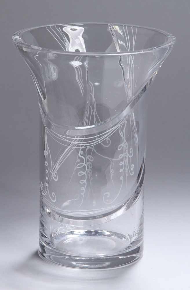 Glas-Ziervase, neuzeitlich, Entw.: Luigi Colani, farbloses Kristallglas, tiefes, geschweiftes
