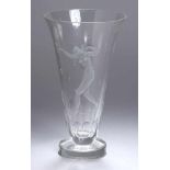 Glas-Ziervase, wohl Czechoslovakia, um 1930, massiver Rundstand, trichterförmiger Korpus mit