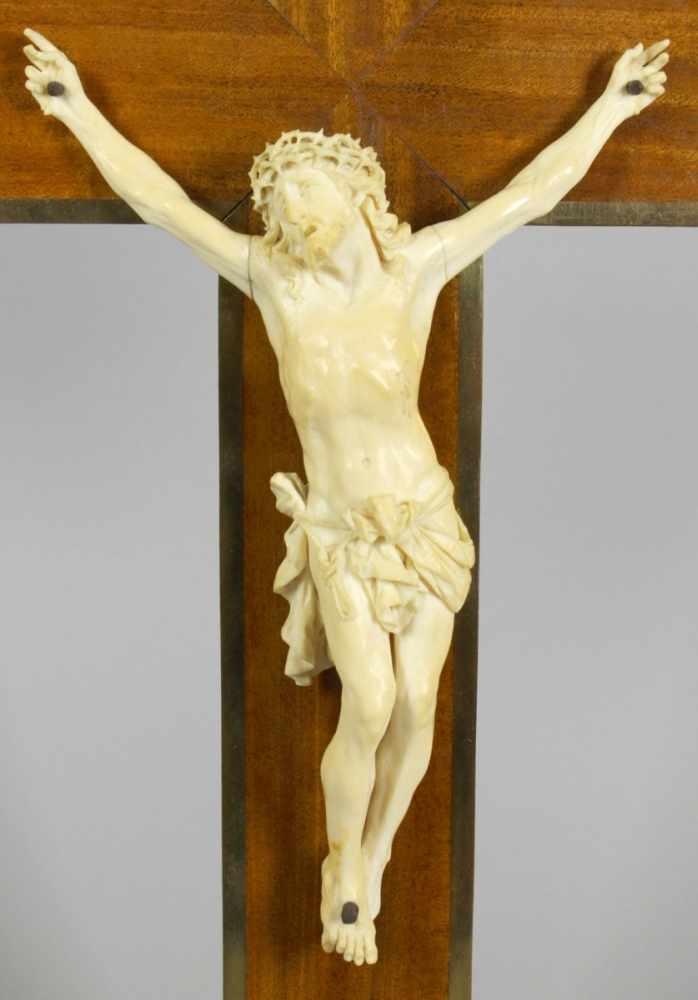 Elfenbein-Corpus Christi an Holzkreuz, Frankreich, 19. Jh., schön gemasertes, schlichtes - Image 2 of 4