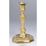 Bronze-Tafelleuchter, Frankreich, um 1800, oktogonaler Stand, facettierter Balusterschaft,