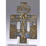 Bronze-Ikonenkreuz, Russland, 19. Jh., flache, erweiterte, orthodoxe Kreuzform mit reliefiertem