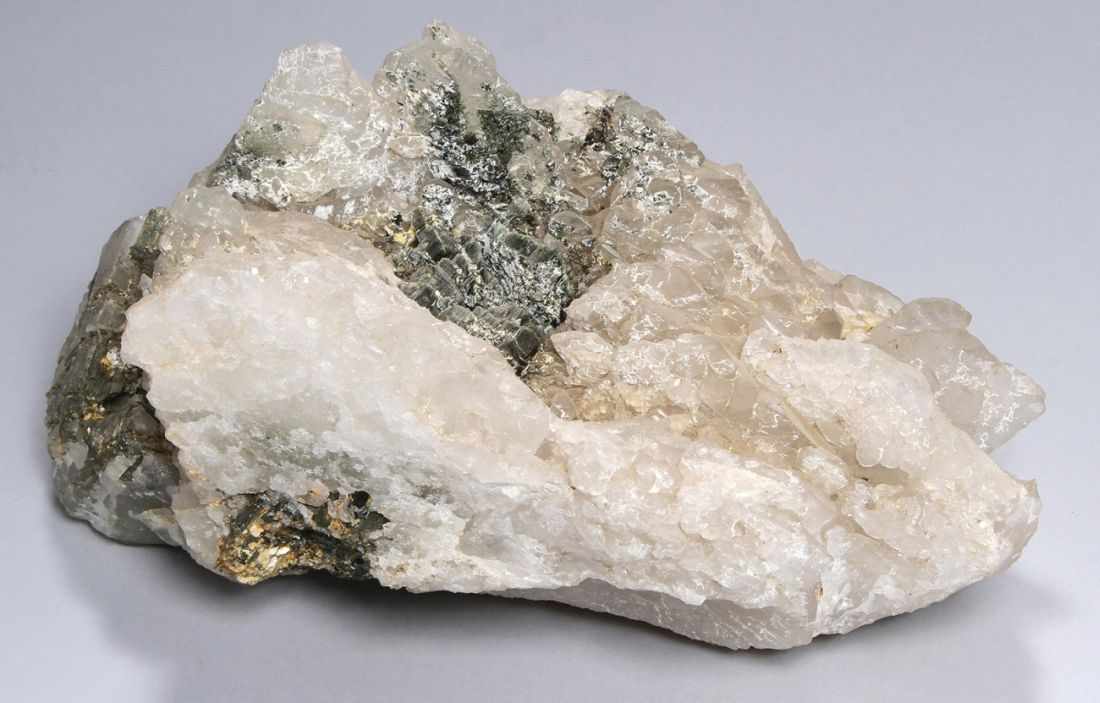 Mineral, "Albit (Clevelandit) mit Turmalin (aus Brasilien)", naturgewachsene, kristalline