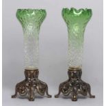 Ein Paar Jugendstil Glas-Ziervasen, Böhmen, 4-füßiger, rocaillen- und blattförmig reliefiert