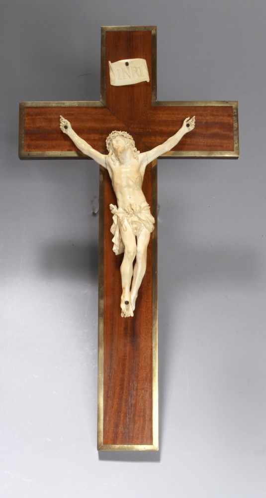 Elfenbein-Corpus Christi an Holzkreuz, Frankreich, 19. Jh., schön gemasertes, schlichtes