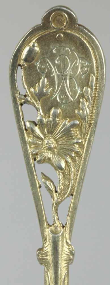 Zwölf Eislöffel, dt., um 1900, Silber 800, vergoldet, Griffe durchbrochen gearbeitet, handgesägt, - Image 2 of 3
