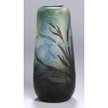 Glas-Ziervase, "Paysage de l'étang avec iris et nenuphars", Emile Gallé, Nancy, um 1906-14, über