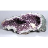 Mineral, "Amethystdruse", naturgewachsene, frontseitig offen gehöhlte, fliederfarben kristalline