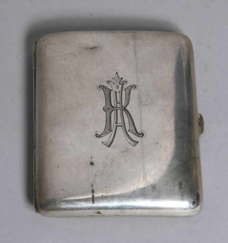 Zigaretten-Etui, dt., um 1900, Silber 800, rechteckig, scharnierter Deckel mit graviertem Monogramm,