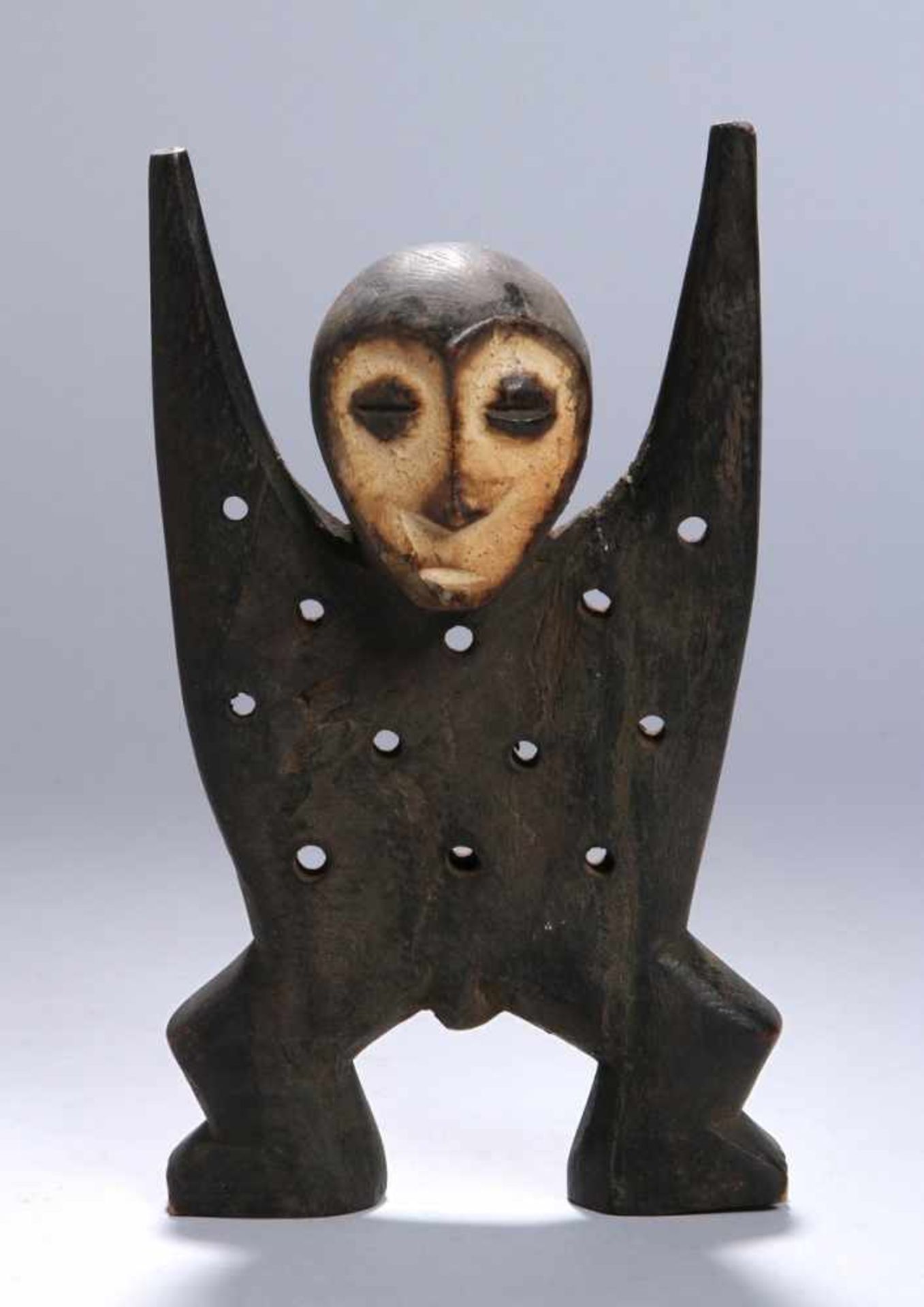 Kult-Figur, Lega, Kongo, breitbeinige, stehende Darstellung mit erhobenen Armen und flachem,