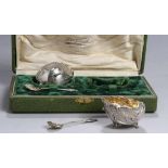 Ein Paar Gewürzgefäße mit Löffelchen, Frankreich, um 1900, Silber 950, muschelförmiger Korpus auf