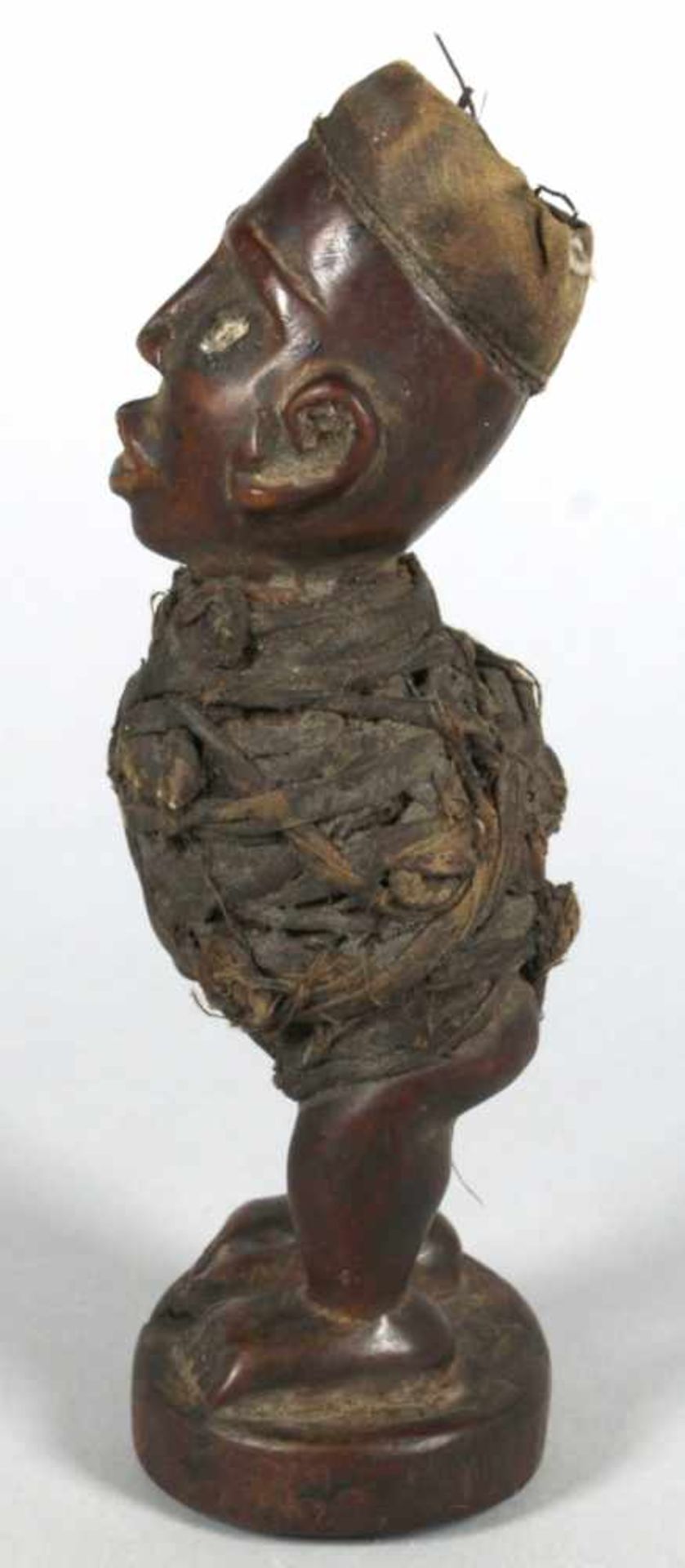 Fetisch, Nkisi, Mayombe, Kongo, auf Plinthe stehende, figürliche Darstellung, das stiltypische - Bild 2 aus 5