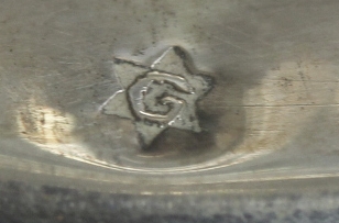 Ein Paar Tafelleuchter, 3-flg., Mitte 20. Jh., Silber, aufgewölbter Rundfuß (weighted), - Image 3 of 3