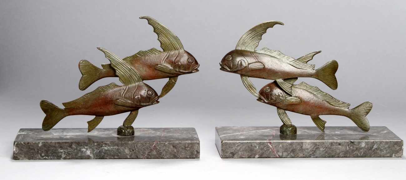 Ein Paar Bronze-Buchstützen, "Fischpaare", Varnier, französischer Bildhauer um 1920, flach