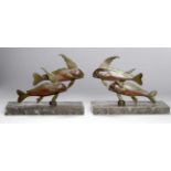 Ein Paar Bronze-Buchstützen, "Fischpaare", Varnier, französischer Bildhauer um 1920, flach