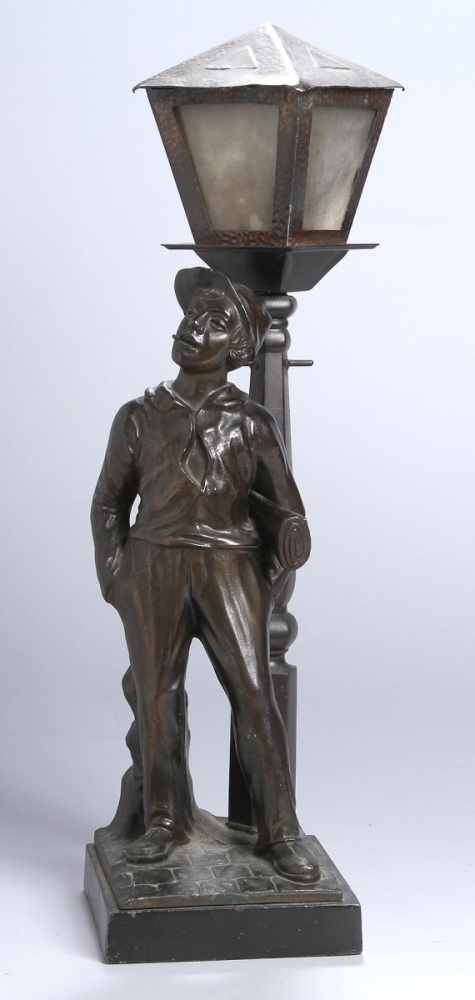 Weißmetall-Figurenlampe, "Junger Mann mit Zeitung vor der Laterne", sign. Parisiama, Bildhauer 1.