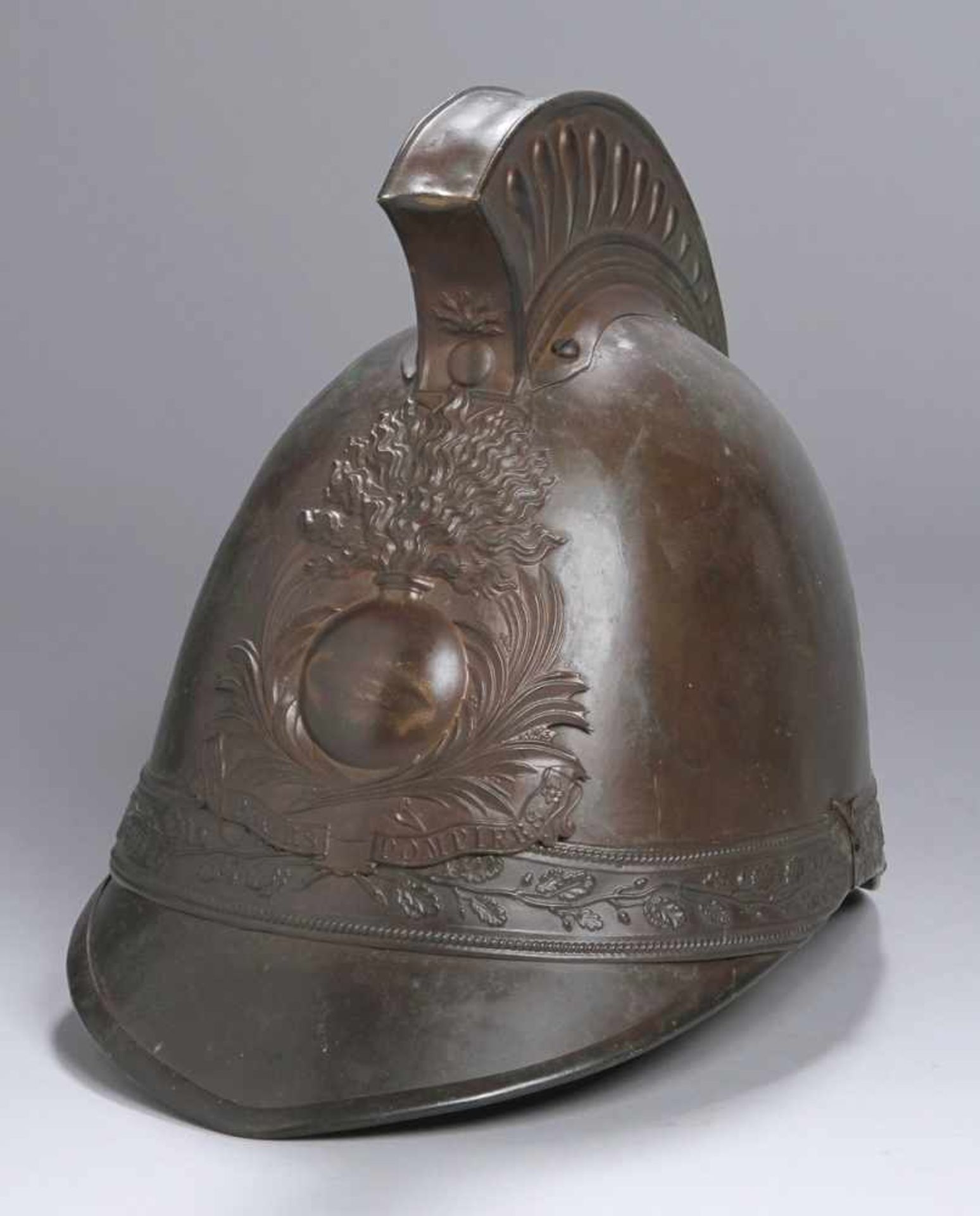 Feuerwehr-Helm, Frankreich, um 1900, Messingglocke mit Front- und Nackenschild sowie