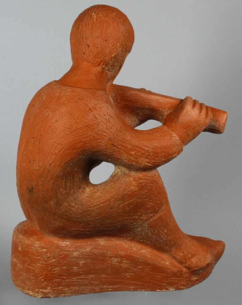 Terracotta-Figur, "Flötespieler", anonymer Bildhauer 1. Hälfte 20. Jh., auf Sockel sitzende, - Image 2 of 3