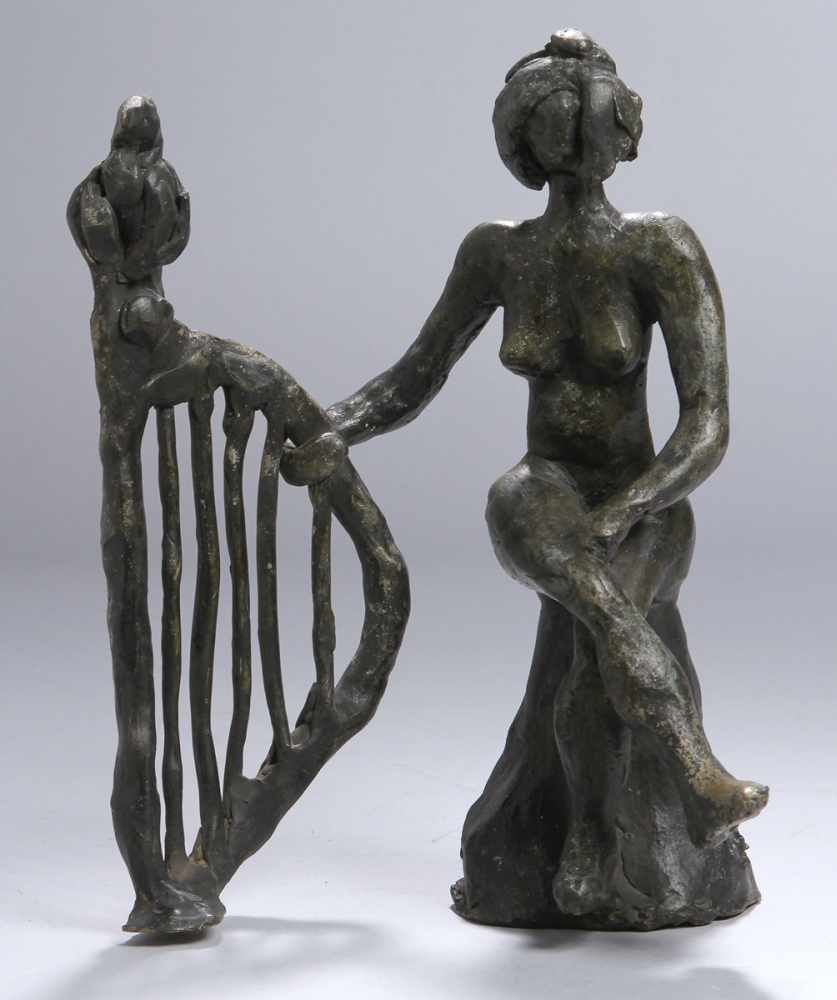 Bronze-Plastik, "Frauenakt mit Harfe", unleserlich signierender, zeitgenössischer Bildhauer,
