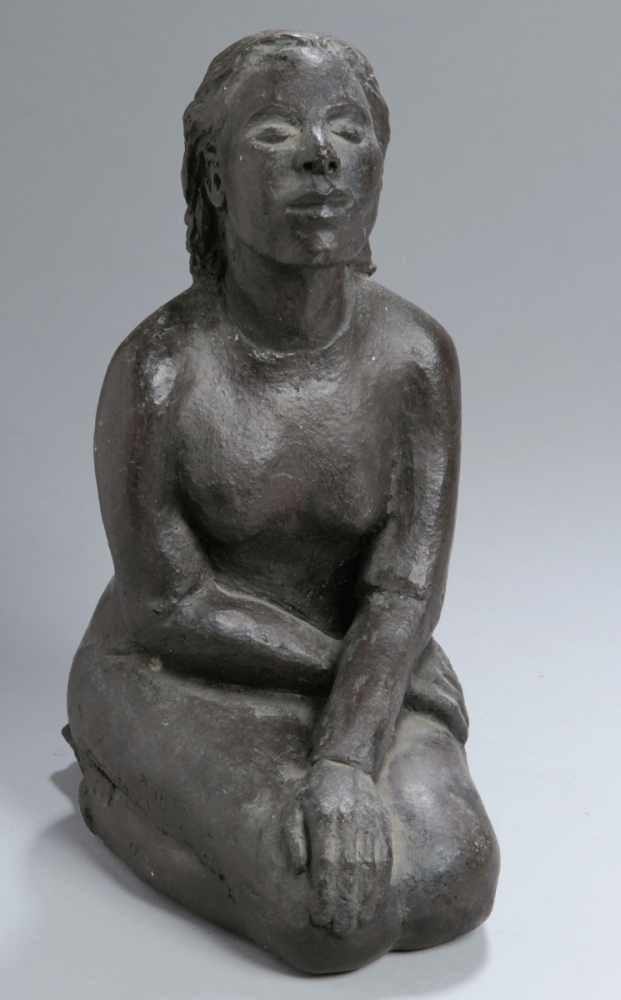 Terracotta-Figur, "Kniende Frau", monogrammierende, zeitgenössische, wohl Darmstädter Künstlerin,