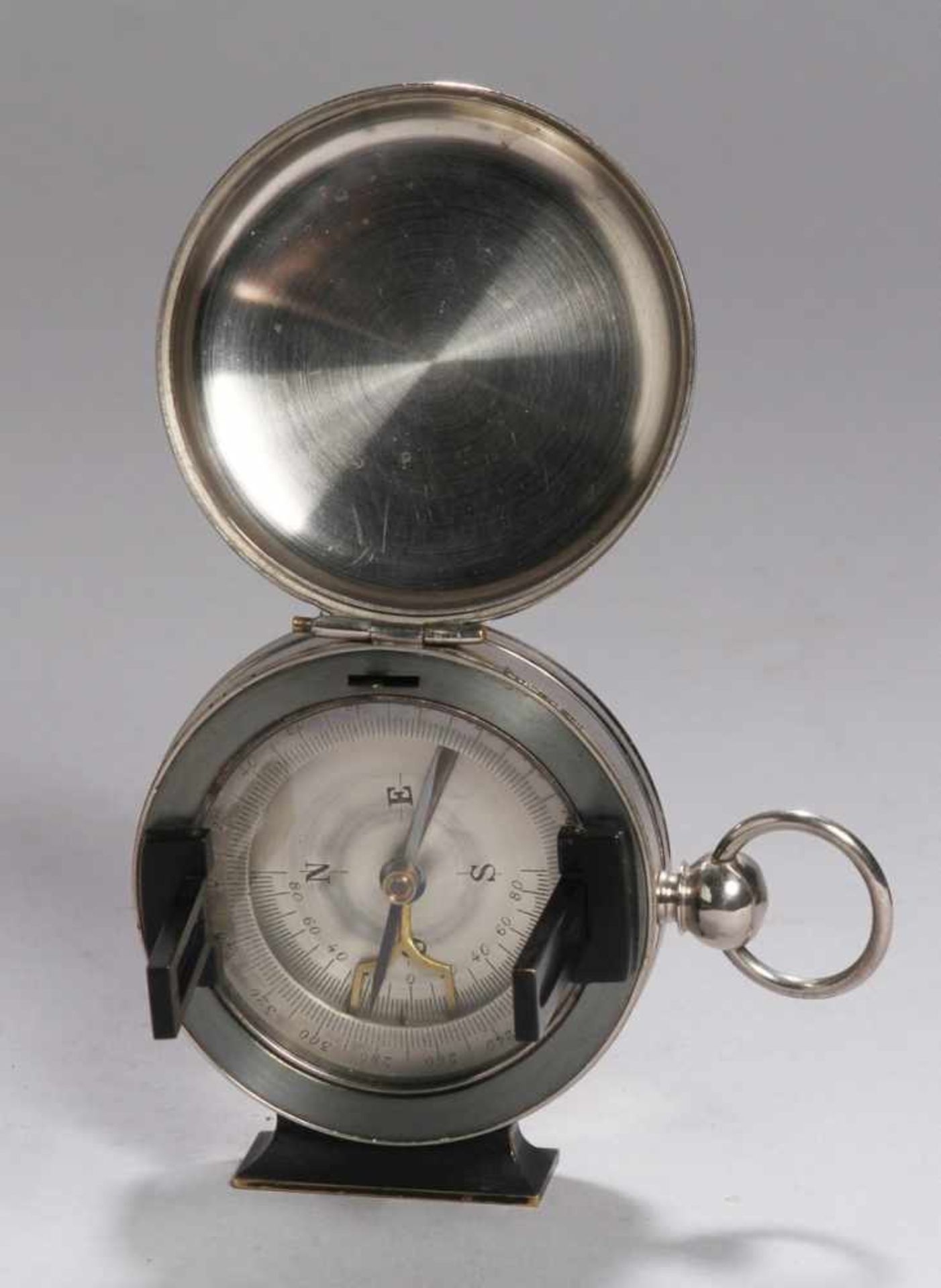 Militär-Kompass, 30/50er Jahre, rechteckiger Messingfuß, rundes Kompass-Gehäuse, Nickel,
